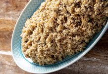 Firik pilavı, özellikle Güneydoğu Anadolu mutfağının vazgeçilmez lezzetlerinden biri olarak öne çıkıyor. Tarihi oldukça eskiye dayanan bu özel pilav, hem besleyici yapısı hem de kendine has aroması ile bilinir. Firik, olgunlaşmamış buğdayın kavrulup kurutulmasıyla elde edilir ve pilavın kendine özgü kokusunu ve tadını sağlar. Konulu bir haber görseli.