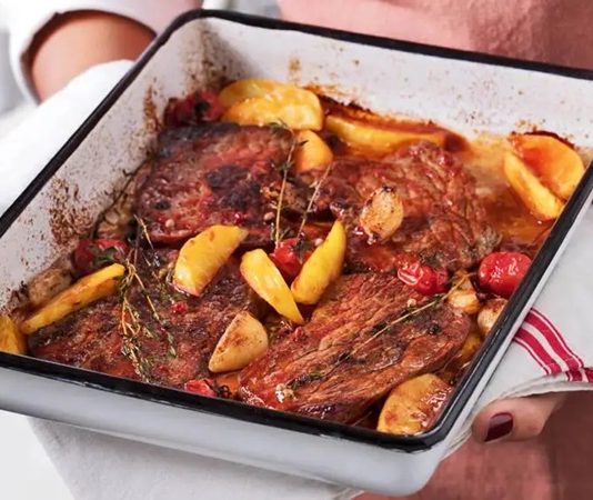 Türk mutfağı denilince akla gelen en önemli yemeklerden biri hiç şüphesiz ki fırında et tarifleridir. Et, tarih boyunca sofraların vazgeçilmezi olmuş ve farklı pişirme yöntemleriyle çeşitlenmiştir. Bu yöntemlerin en sağlıklılarından biri olan fırınlama tekniği, hem etin besin değerini korur hem de lezzetini artırır. Konulu bir haber görseli.