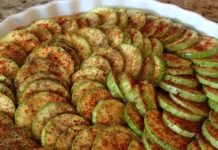 Fırında Kabak: Sağlıklı Ve Lezzetli Bir Seçenek Fırında kabak, mutfakta sağlıklı ve hafif seçenekler arayanların en sevdiği tariflerden biridir. Özellikle kızartma yerine fırında pişirilmesi, kabağın besin değerlerini korumasına ve daha düşük kaloriyle tüketilmesine olanak tanır. Kabak, yapısı gereği hem sebze yemeklerinde hem de hafif atıştırmalık olarak kullanılabilir. Fırında pişirildiğinde üzerine eklenen zeytinyağı, baharatlar ve peynirle birleşerek eşsiz bir tat ortaya çıkarır. Konulu bir haber görseli.