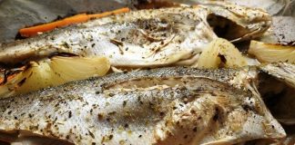 Fırında levrek, taze levrek balığının fırınlanarak hazırlanmasıyla elde edilen, hafif ve sağlıklı bir deniz ürünü yemeğidir. Omega-3 açısından zengin olan levrek, protein ve mineral içeriğiyle besleyici bir öğün sunar. Fırınlama yöntemi, balığın doğal lezzetini korurken, fazla yağ kullanımını önler ve yemeği hafif yapar. Konulu bir haber görseli.