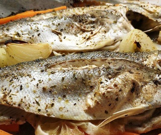 Fırında levrek, taze levrek balığının fırınlanarak hazırlanmasıyla elde edilen, hafif ve sağlıklı bir deniz ürünü yemeğidir. Omega-3 açısından zengin olan levrek, protein ve mineral içeriğiyle besleyici bir öğün sunar. Fırınlama yöntemi, balığın doğal lezzetini korurken, fazla yağ kullanımını önler ve yemeği hafif yapar. Konulu bir haber görseli.