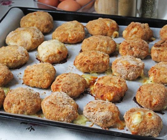 Fırında nugget, özellikle hızlı ve pratik bir öğün hazırlamak isteyenler için ideal bir seçenektir. Tavuk göğsü veya but eti kullanılarak hazırlanan nuggetlar, doğru tekniklerle fırında pişirildiğinde hem çıtır hem de sulu kalır. Bu yöntem, klasik kızartma ile kıyaslandığında daha az yağ kullanımı sağlar ve böylece daha sağlıklı bir yemek alternatifi sunar. Konulu bir haber görseli.