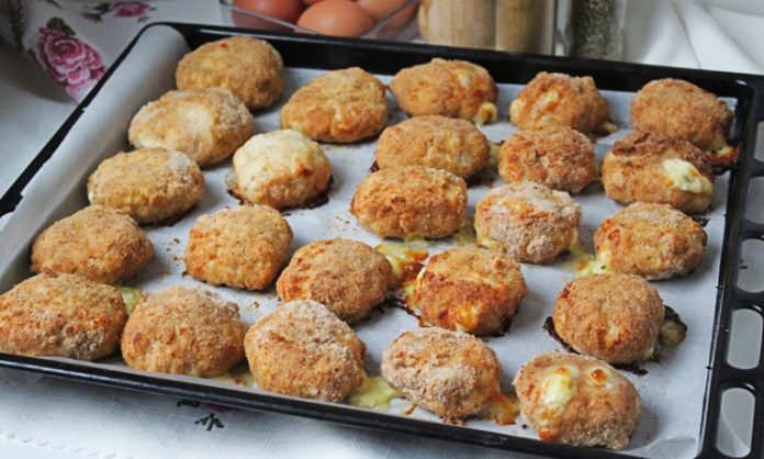 Fırında Nugget Pratik ve Sağlıklı Tavuk Lezzeti Fırında nugget, özellikle hızlı ve pratik bir öğün hazırlamak isteyenler için ideal bir seçenektir. Tavuk göğsü veya but eti kullanılarak hazırlanan nuggetlar, doğru tekniklerle fırında pişirildiğinde hem çıtır hem de sulu kalır. Bu yöntem, klasik kızartma ile kıyaslandığında daha az yağ kullanımı sağlar ve böylece daha sağlıklı bir yemek alternatifi sunar. Konulu bir haber görseli.