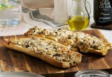 Fırında sarımsaklı ekmek, mutfak kültürlerinde hem kahvaltılarda hem de ana yemeklerin yanında sofraların baş tacı olmuştur. Taze pişmiş ekmeğin üzerinde sarımsağın aromasıyla birleşen tereyağı veya zeytinyağı, eşsiz bir lezzet yaratır. Bu fırında sarımsaklı ekmek, hem evlerde hem de restoranlarda klasik bir seçenek olarak öne çıkar. Konulu bir haber görseli.