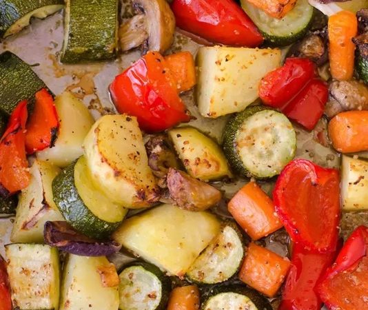 Günümüzde sağlıklı beslenme trendlerinin artmasıyla birlikte fırında sebze yemekleri daha fazla ilgi görmeye başladı. Fırında pişirilen sebzeler, vitamin ve mineral değerlerini büyük ölçüde korur. Ayrıca, yağ kullanımı minimum seviyede olduğu için hafif ve besleyici bir öğün sunar. Patates, havuç, kabak, brokoli gibi sebzeler, fırınlandığında lezzetlerini yoğun bir şekilde ortaya çıkarır ve sofralarda iştah açıcı bir seçenek oluşturur. Konulu bir haber görseli.