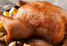 Türk mutfağının klasik ve pratik yemeklerinden biri olan fırında tavuk, yıllardır sofralarda yerini koruyor. Özellikle hafta sonu yemeklerinde ve özel davetlerde tercih edilen bu yemek, hem doyurucu hem de lezzetli oluşuyla öne çıkıyor. Tavuk etinin fırında yavaşça pişirilmesi, etin yumuşak ve aromatik olmasını sağlar. Konulu bir haber görseli.