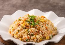 Dünya mutfağının en sevilen lezzetlerinden biri olan Fried Rice, özellikle Asya kültüründe günlük yaşamın ayrılmaz bir parçasıdır. Pirincin baharatlar, sebzeler ve çeşitli proteinlerle harmanlanmasıyla hazırlanan bu yemek, hem pratik hem de doyurucu olmasıyla öne çıkar. Farklı ülkelerde farklı tariflerle yapılan bu yemek, çok yönlülüğü sayesinde herkesin damak zevkine hitap eder. Konulu bir haber görseli.