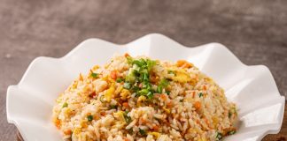 Dünya mutfağının en sevilen lezzetlerinden biri olan Fried Rice, özellikle Asya kültüründe günlük yaşamın ayrılmaz bir parçasıdır. Pirincin baharatlar, sebzeler ve çeşitli proteinlerle harmanlanmasıyla hazırlanan bu yemek, hem pratik hem de doyurucu olmasıyla öne çıkar. Farklı ülkelerde farklı tariflerle yapılan bu yemek, çok yönlülüğü sayesinde herkesin damak zevkine hitap eder. Konulu bir haber görseli.