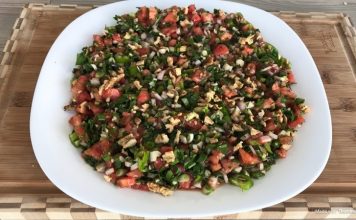 Gavurdağı Salatası: Ege Ve Akdeniz’in Taze Lezzeti Gavurdağı Salatası, özellikle Güneydoğu Anadolu ve Akdeniz bölgelerinde sofraların vazgeçilmez lezzetlerinden biridir. Adını, özellikle Antep ve çevresinde yetişen taze malzemelerden alan bu salata, hem hafif hem de besleyici bir alternatif olarak öne çıkar. Salatanın temel özelliği, taze sebzelerin ve yöresel baharatların bir araya gelerek ortaya eşsiz bir tat çıkarmasıdır. Konulu bir haber görseli.