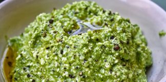 Girit ezmesi, özellikle Ege mutfağının sevilen mezelerinden biridir ve hem hafifliği hem de besleyici özelliği ile öne çıkar. Girit ezmesi, közlenmiş patlıcan, yoğurt, sarımsak, zeytinyağı ve limon ile hazırlanan, hem lezzetli hem de sağlıklı bir mezedir. Patlıcan, lif ve vitamin açısından zengindir, sindirim sistemini destekler ve tokluk hissi sağlar. Yoğurt ise protein ve probiyotik içerir, bağışıklık sistemini güçlendirir. Zeytinyağı ve limon, hem lezzet hem de sağlıklı yağ alımı açısından yemeğe katkı sağlar. Konulu bir haber görseli.