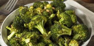 Haşlanmış brokoli, hem lezzeti hem de sağlığa faydaları ile sofralarda önemli bir yer edinmiştir. Özellikle sebze ağırlıklı beslenmeyi tercih edenlerin favorilerinden biri olan bu yemek, kısa sürede hazırlanabilmesi sayesinde pratik bir seçenek sunar. Taze brokoli dallarının sıcak suda haşlanarak servis edilmesi, hem doğal rengini korumasını sağlar hem de besin değerlerinin büyük kısmını muhafaza eder. Konulu bir haber görseli.