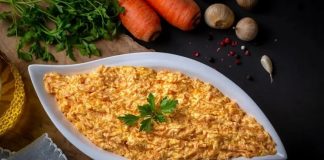 Havuç Tarator, Türk mutfağının en sevilen mezelerinden biri olarak öne çıkar. Özellikle akşam yemeklerinde veya davet sofralarında hafif ve lezzetli bir başlangıç olarak servis edilir. Havuç taratorun kökeni Anadolu mutfağına dayanmakla birlikte, zamanla farklı yöresel tariflerle çeşitlenmiştir. Konulu bir haber görseli.