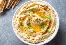 Humus, Orta Doğu mutfağının en bilinen ve sevilen mezelerinden biridir. Başlıca malzemeleri nohut, tahin, limon suyu, sarımsak ve zeytinyağı olan bu özel tarif, yüzyıllardır sofralarda yerini almaktadır. Tarihi çok eski dönemlere dayanan humus, özellikle Lübnan, Suriye, Filistin ve Türkiye gibi bölgelerde yaygın olarak tüketilir. Bugün ise dünya genelinde sağlıklı bir atıştırmalık ya da ana yemek yanında tamamlayıcı olarak tercih edilmektedir. Konulu bir haber görseli.