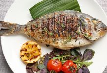 Izgara çipura, taze çipura balığının ızgara yöntemiyle pişirilerek sofralara taşındığı hafif ve sağlıklı bir deniz ürünü yemeğidir. Akdeniz mutfağının vazgeçilmezlerinden olan çipura, omega-3 açısından zengin içeriğiyle sağlıklı bir protein kaynağıdır. Izgara yöntemi sayesinde balığın doğal lezzeti korunur, fazla yağ kullanılmadan hazırlanır ve yemeğin kalori değeri düşürülür. Konulu bir haber görseli.