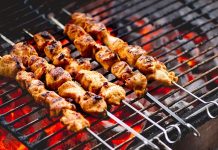 Izgara tavuk, hem evlerde hem de restoranlarda en çok tercih edilen yemeklerden biridir. Hafifliği ve lezzeti sayesinde, sağlıklı beslenmeyi öncelik edinenler için ideal bir seçenektir. Tavuk etinin düşük yağ oranı ve yüksek protein içeriği, bu yemeği besleyici ve doyurucu kılar. Konulu bir haber görseli.