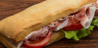 Jambonlu sandviç, dünya mutfaklarında uzun yıllardır popüler olan klasik bir öğün seçeneğidir. İngiltere’de Sandviç Kontu John Montagu’nun öğle yemeklerinde pratik bir seçenek arayışıyla ortaya çıktığı rivayet edilir. O dönemde ekmek arasına yerleştirilen jambon, hem kolay taşınabilir hem de hızlı bir öğün olma özelliğiyle dikkat çekmiştir. Konulu bir haber görseli.