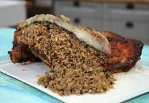 Kaburga Dolması Geleneksel Mutfağın En Özel Lezzetlerinden Biri Türk mutfağının en özel yemeklerinden biri olan kaburga dolması, özellikle Güneydoğu Anadolu Bölgesi’nde köklü bir geçmişe sahiptir. Tarihi Osmanlı mutfağına kadar uzanan bu yemek, özellikle Diyarbakır ve çevresinde bayram sofralarının, düğünlerin ve özel kutlamaların en gözde ana yemeklerinden biri olarak bilinir. Kaburga dolması, hazırlanışındaki özen ve pişirme yöntemindeki sabır ile adeta bir kültürel miras olarak nesillerden nesillere aktarılmaktadır. Konulu bir haber görseli.