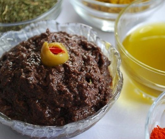 Zeytin ezmesi, yüzyıllardır özellikle Akdeniz mutfak kültüründe kendine özel bir yer edinmiş sağlıklı bir lezzettir. Anadolu’da kahvaltı sofralarının vazgeçilmezi olarak bilinen bu eşsiz tat, sadece kahvaltılarda değil farklı yemeklerin yanında da tüketilmektedir. Zeytin ağacının binlerce yıllık geçmişi, bu ürünü adeta bir kültürel miras haline getirmiştir. Bu nedenle, özellikle köylerde yapılan doğal yöntemlerle hazırlanmış zeytin ezmesi, sofralarda hem lezzeti hem de sağlık açısından sunduğu faydalar ile tercih edilmektedir. Konulu bir haber görseli.