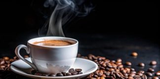 Kahve, yüzyıllardır hem sosyal hem de kültürel bir içecek olarak dünya genelinde tüketilmektedir. Etiyopya kökenli bu içecek, Osmanlı’dan Avrupa’ya, oradan da tüm dünyaya yayılmıştır. Kahve, sadece bir içecek değil, aynı zamanda sohbetlerin, iş toplantılarının ve günlük ritüellerin ayrılmaz bir parçasıdır. Konulu bir haber görseli.