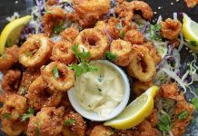 Kalamar tava, deniz ürünleri sevenlerin favorisi olan bir lezzettir. Hafif çıtır dış yüzeyi ve yumuşak iç dokusuyla sofraların vazgeçilmez tatlarından biri olarak öne çıkar. Özellikle balık restoranlarının menülerinde sıkça rastlanan bu yemek, evde de özenle hazırlanabilir. Bugün, kalamar tavanın tarihinden yapılışına, sunum önerilerinden sağlığa katkılarına kadar pek çok detayına değineceğiz. Konulu bir haber görseli.