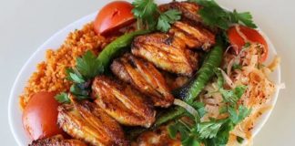 Kanat tavuk, hem lezzeti hem de pratik pişirme avantajı ile mutfaklarda sık tercih edilen bir protein kaynağıdır. Kanat tavuk alırken tazeliği her zaman ön planda tutulmalıdır. Tavuğun rengi, kokusu ve dokusu, satın alım sırasında dikkat edilmesi gereken en önemli unsurlardır. Taze kanat tavuk, pişirme sırasında hem aromatik özelliklerini korur hem de daha yumuşak bir dokuya sahip olur. Konulu bir haber görseli.