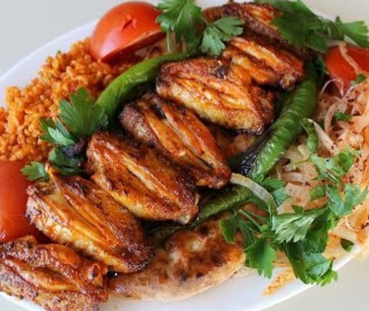 Kanat Tavuk: Lezzetleri ve Pişirme Sırlarıyla Sofralarınıza Geliyor Kanat tavuk, hem lezzeti hem de pratik pişirme avantajı ile mutfaklarda sık tercih edilen bir protein kaynağıdır. Kanat tavuk alırken tazeliği her zaman ön planda tutulmalıdır. Tavuğun rengi, kokusu ve dokusu, satın alım sırasında dikkat edilmesi gereken en önemli unsurlardır. Taze kanat tavuk, pişirme sırasında hem aromatik özelliklerini korur hem de daha yumuşak bir dokuya sahip olur. Konulu bir haber görseli.