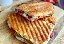 Karışık tost, özellikle Türkiye’de sabah kahvaltılarının ve ara öğünlerin vazgeçilmez lezzetlerinden biri haline gelmiştir. Bu tost çeşidi, klasik kaşarlı tostun ötesine geçerek sucuk, salam, domates, biber ve peynir gibi malzemelerin bir araya gelmesiyle hazırlanır. Böylece hem doyurucu hem de zengin bir lezzet sunar. Konulu bir haber görseli.