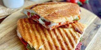 Karışık tost, özellikle Türkiye’de sabah kahvaltılarının ve ara öğünlerin vazgeçilmez lezzetlerinden biri haline gelmiştir. Bu tost çeşidi, klasik kaşarlı tostun ötesine geçerek sucuk, salam, domates, biber ve peynir gibi malzemelerin bir araya gelmesiyle hazırlanır. Böylece hem doyurucu hem de zengin bir lezzet sunar. Konulu bir haber görseli.