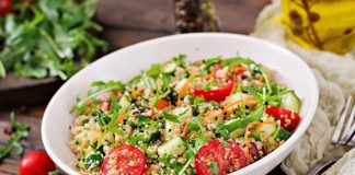 Kinoalı salata, son yıllarda sağlıklı beslenme trendlerinin en gözde tariflerinden biri hâline geldi. Antioksidanlar, protein ve lif bakımından zengin olan kinoa, salatanın temel malzemesi olarak öne çıkıyor. Dünya mutfaklarında farklı yorumlarla kullanılan bu salata, hem besleyici hem de doyurucu bir alternatif sunuyor. Konulu bir haber görseli.