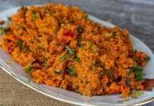 Kısır, Türk mutfağının vazgeçilmez salatalarından biri olarak bilinir. Özellikle Güneydoğu ve Orta Anadolu bölgelerinde yaygın olarak tüketilen bu tarif, bulgurun ana malzeme olarak kullanıldığı hafif ve besleyici bir lezzet sunar. Zeytinyağı, domates salçası ve taze yeşilliklerle harmanlanan kısır, hem sağlıklı hem de doyurucu bir seçenek olarak öne çıkar. Konulu bir haber görseli.