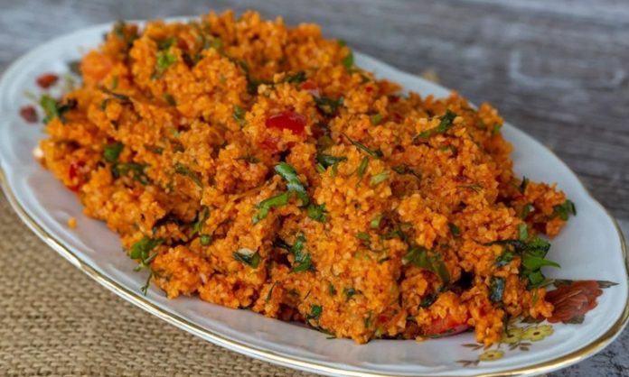 Kısır, Türk mutfağının vazgeçilmez salatalarından biri olarak bilinir. Özellikle Güneydoğu ve Orta Anadolu bölgelerinde yaygın olarak tüketilen bu tarif, bulgurun ana malzeme olarak kullanıldığı hafif ve besleyici bir lezzet sunar. Zeytinyağı, domates salçası ve taze yeşilliklerle harmanlanan kısır, hem sağlıklı hem de doyurucu bir seçenek olarak öne çıkar. Konulu bir haber görseli.