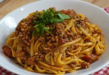 Kıymalı makarna, Türk mutfağında uzun yıllardır sevilen yemeklerden biridir. Hem pratik hem de doyurucu bir öğün sunması, onu özellikle aile sofralarında vazgeçilmez kılar. Kıymanın aroması ve makarnanın dokusu birleştiğinde ortaya çıkan lezzet, klasik tariflerle günümüzde bile ön plana çıkar. Konulu bir haber görseli.