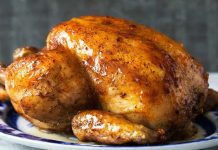 Kızarmış Tavuk: Lezzetinin Gizli Sırları ve Popülerliği Kızarmış tavuk, dünya genelinde fast food ve ev yemeklerinin vazgeçilmezleri arasında yer alıyor. Tarihi kökenleri çok eskiye dayanan bu lezzet, özellikle ABD’de Güney mutfağasıyla özdeşleşmiş olsa da Türkiye’de de son yıllarda sokak lezzetleri ve restoran menülerinin gözdesi haline geldi. Geleneksel olarak tavuk parçalarının baharatlarla kaplanıp derin yağda kızartılmasıyla hazırlanan bu yiyecek, çıtır dış yüzeyi ve yumuşak iç dokusuyla dikkat çekiyor. Konulu bir haber görseli.