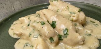 Kremalı tavuk, tavuk etinin süt veya krema bazlı soslarla buluşmasıyla ortaya çıkan, hem hafif hem de doyurucu bir yemektir. Özellikle son yıllarda sağlıklı ama lezzetli yemek arayışında olanların favorisi olmuştur. Tavuk etinin protein bakımından zengin olması ve krema ile birleştiğinde hem yumuşak hem de aromatik bir tada kavuşması, yemeği öne çıkarır. Konulu bir haber görseli.