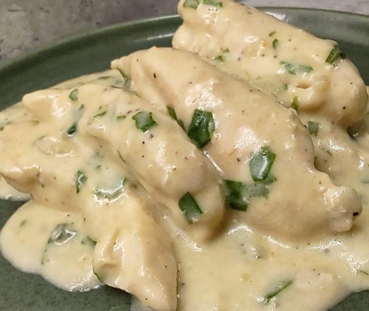 Kremalı tavuk, tavuk etinin süt veya krema bazlı soslarla buluşmasıyla ortaya çıkan, hem hafif hem de doyurucu bir yemektir. Özellikle son yıllarda sağlıklı ama lezzetli yemek arayışında olanların favorisi olmuştur. Tavuk etinin protein bakımından zengin olması ve krema ile birleştiğinde hem yumuşak hem de aromatik bir tada kavuşması, yemeği öne çıkarır. Konulu bir haber görseli.