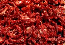 Kurutulmuş domates, mutfaklarda giderek daha fazla tercih edilen sağlıklı ve doğal ürünlerden biridir. Taze domateslerin özel yöntemlerle suyunun çekilmesi ve güneşte ya da düşük sıcaklıkta kurutulmasıyla elde edilir. Böylece domatesin besin değerleri korunur, aroması yoğunlaşır ve daha uzun süre saklanabilir hale gelir. Doğal yapısı sayesinde hem geleneksel hem de modern tariflerde kullanılabilen kurutulmuş domates, sofralara farklı bir tat ve zenginlik katar. Konulu bir haber görseli.