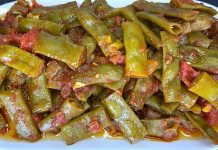 Türk mutfağının klasik yemeklerinden biri olan kuşbaşılı taze fasulye, hem sağlıklı hem de doyurucu bir öğün olarak bilinir. Taze fasulyenin kuşbaşı et ile bir araya gelmesiyle hazırlanan bu yemek, özellikle yaz aylarında sofralarda sıkça yer alır. Osmanlı döneminden günümüze uzanan bu tarif, hem geleneksel tatları hem de modern yemek kültürünü bir araya getirir. Konulu bir haber görseli.