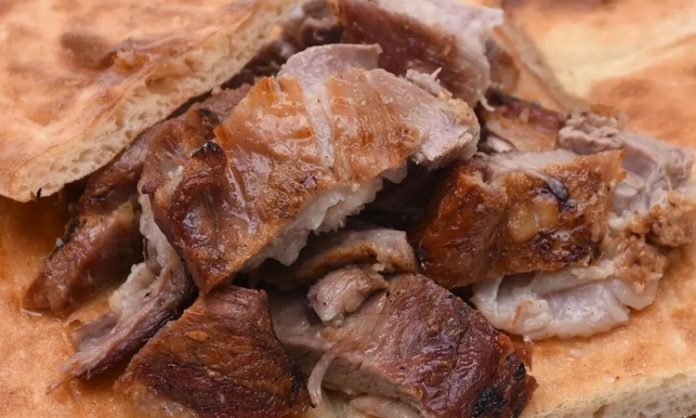 Türk mutfağında yüzyıllardır önemli bir yere sahip olan kuzu tandır, Osmanlı döneminden günümüze uzanan köklü bir geleneğin parçasıdır. Adını pişirme yönteminden alan bu yemek, geçmişte toprak tandırlarda ağır ateşte uzun süre pişirilerek hazırlanırdı. Bu yöntem, etin hem yumuşacık olmasını sağlar hem de lezzetinin doğal kalmasına yardımcı olurdu. Bugün ise modern mutfaklarda fırınlarda ya da özel kaplarda hazırlanarak sofralara taşınmaktadır. Konulu bir haber görseli.