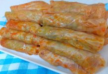 Türk mutfağının klasik tariflerinden biri olan lahana sarma, hem doyurucu hem de besleyici bir yemek olarak öne çıkıyor. İnce yapraklı lahana ile hazırlanan bu yemek, özellikle kış aylarında sofralarda sıkça yer alır. Lahana yapraklarının içine pirinç, kıyma ve çeşitli baharatlar eklenerek yapılan sarma, hem lezzeti hem de görünümüyle dikkat çeker. Konulu bir haber görseli.