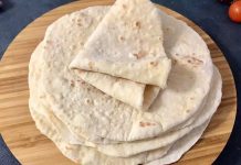 Türk mutfağının en köklü ve sevilen ekmek çeşitlerinden biri olan lavaş, yalnızca bir ekmek türü değil aynı zamanda kültürel bir miras olarak da kabul ediliyor. Yüzyıllar boyunca Anadolu’nun farklı bölgelerinde sofralarda yer bulan bu özel ekmek, hem pratik tüketim şekli hem de lezzetiyle dikkat çekiyor. Özellikle göçebe toplulukların kolayca pişirebilmesi, uzun süre saklayabilmesi ve farklı yemeklerle uyum sağlaması sebebiyle lavaş tarih boyunca en çok tercih edilen ekmeklerden biri olmuştur. Konulu bir haber görseli.