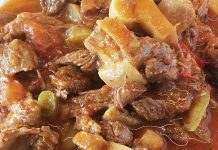 Mantarlı et güveç, yavaş pişirmenin ve doğru malzeme uyumunun bir araya geldiği, Anadolu mutfağının en etkileyici yemeklerinden biridir. Etin kendi suyu ve mantarın topraksı aroması bir araya geldiğinde ortaya çıkan lezzet, sadece yemek değil, aynı zamanda bir deneyim haline gelir. Toprak güveçte ağır ağır pişen et parçaları, lokum kıvamına gelirken mantarlar yemeğin içinde eriyerek her lokmaya derinlik katar. Konulu bir haber görseli.