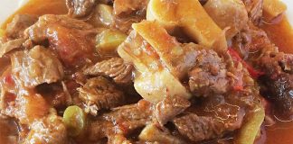 Mantarlı et güveç, yavaş pişirmenin ve doğru malzeme uyumunun bir araya geldiği, Anadolu mutfağının en etkileyici yemeklerinden biridir. Etin kendi suyu ve mantarın topraksı aroması bir araya geldiğinde ortaya çıkan lezzet, sadece yemek değil, aynı zamanda bir deneyim haline gelir. Toprak güveçte ağır ağır pişen et parçaları, lokum kıvamına gelirken mantarlar yemeğin içinde eriyerek her lokmaya derinlik katar. Konulu bir haber görseli.