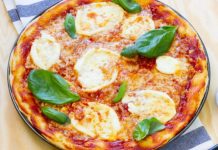 Margarita pizza, İtalyan mutfağının en ikonik lezzetlerinden biri olarak bilinir. Napoli kökenli bu pizza türü, basit ama dengeli malzemeleriyle ün kazanmıştır. Domates, mozzarella peyniri ve taze fesleğen kullanımı, pizzanın üç temel rengi olan kırmızı, beyaz ve yeşili simgeler. Konulu bir haber görseli.