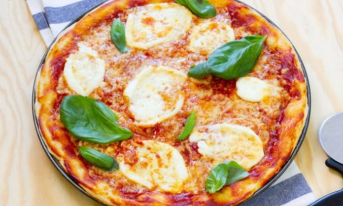 Margarita pizza, İtalyan mutfağının en ikonik lezzetlerinden biri olarak bilinir. Napoli kökenli bu pizza türü, basit ama dengeli malzemeleriyle ün kazanmıştır. Domates, mozzarella peyniri ve taze fesleğen kullanımı, pizzanın üç temel rengi olan kırmızı, beyaz ve yeşili simgeler. Konulu bir haber görseli.