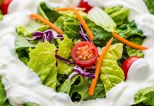 Marul salatası, hafif ve ferahlatıcı lezzetiyle Türk mutfağında önemli bir yere sahiptir. Özellikle yaz aylarında soğuk meze olarak sofralarda öne çıkar. Marulun gevrek yapısı, salatanın tazeliğini ve hafifliğini ön plana çıkarır. Bu salata, hem ana yemeklerin yanında tamamlayıcı olarak hem de tek başına sağlıklı bir öğün olarak tüketilebilir. Konulu bir haber görseli.