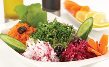 Mevsim Salata: Taze Sebzelerle Sofraların Renkli Lezzeti Mevsim Salata, adından da anlaşılacağı gibi yılın o döneminde yetişen taze sebzelerle hazırlanan sağlıklı ve hafif bir salatadır. Her mevsim farklı sebzelerle hazırlanabilmesi, bu salatayı yıl boyunca sofraların vazgeçilmez bir parçası haline getirir. Lezzetli ve vitamin açısından zengin olan mevsim salata, hem ana yemeklerin yanında hem de tek başına bir öğün olarak tüketilebilir. Konulu bir haber görseli.