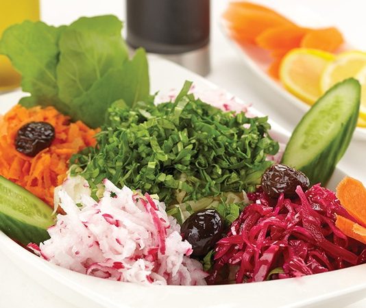 Mevsim Salata, adından da anlaşılacağı gibi yılın o döneminde yetişen taze sebzelerle hazırlanan sağlıklı ve hafif bir salatadır. Her mevsim farklı sebzelerle hazırlanabilmesi, bu salatayı yıl boyunca sofraların vazgeçilmez bir parçası haline getirir. Lezzetli ve vitamin açısından zengin olan mevsim salata, hem ana yemeklerin yanında hem de tek başına bir öğün olarak tüketilebilir. Konulu bir haber görseli.