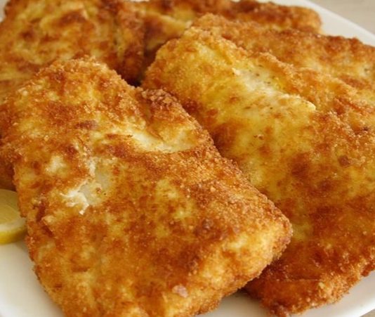 Mezgit fileto, mezgit balığının derisi ve kılçıkları ayrılarak hazırlanmış fileto haliyle sunulan bir deniz ürünü yemeğidir. Mezgit, hafif ve yumuşak etiyle özellikle deniz ürünleri sevenler için ideal bir tercihtir. Izgara, tavada veya fırında pişirildiğinde lezzeti ön plana çıkar. Konulu bir haber görseli.