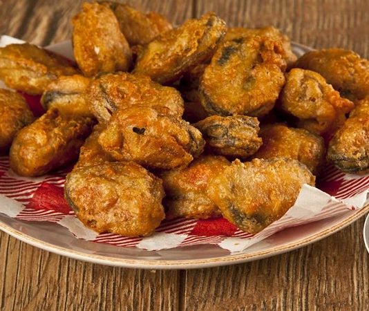 Türk mutfağının eşsiz sokak lezzetlerinden biri olan midye tava, uzun yıllardır özellikle sahil şehirlerinde tüketilen geleneksel bir yiyecektir. Osmanlı mutfağında kızartma tekniklerinin gelişmesiyle beraber ortaya çıkan bu lezzet, zamanla halk arasında popüler hale gelmiştir. Özellikle balık lokantalarının menülerinde yer alarak geniş kitlelere ulaşmıştır. Konulu bir haber görseli.