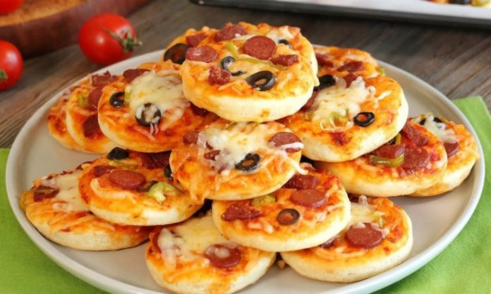 Mini Pizza Küçük Boyutla Büyük Lezzet Mini pizza, adından da anlaşılacağı üzere standart pizzalardan daha küçük boyutlarda sunulan, özellikle aperatif veya atıştırmalık olarak tercih edilen bir pizza türüdür. Bu pizza türü, küçük porsiyonları sayesinde hem çocuklar hem de hızlı bir atıştırmalık arayan yetişkinler arasında oldukça popüler hale gelmiştir. Konulu bir haber görseli.